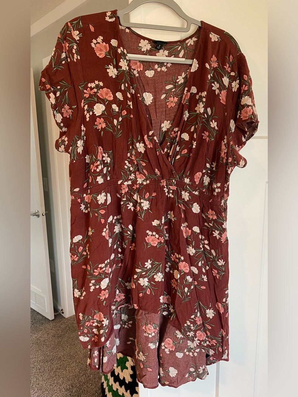 Torrid Women’s Gauze Floral V-Neck Hi-Lo Blouse - Rust and Pink Size 2